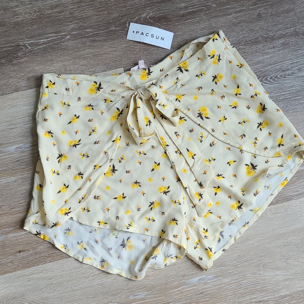 PacSun Lottie Moss Tie Front Floral Shorts NWT